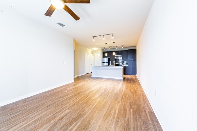 Building Photo - Amazing 1/1 Condo in Barton Springs. Beaut...