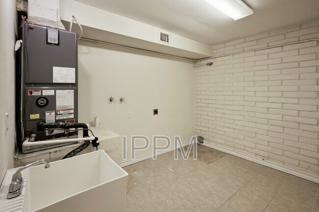 Building Photo - 5108 Manana Cir