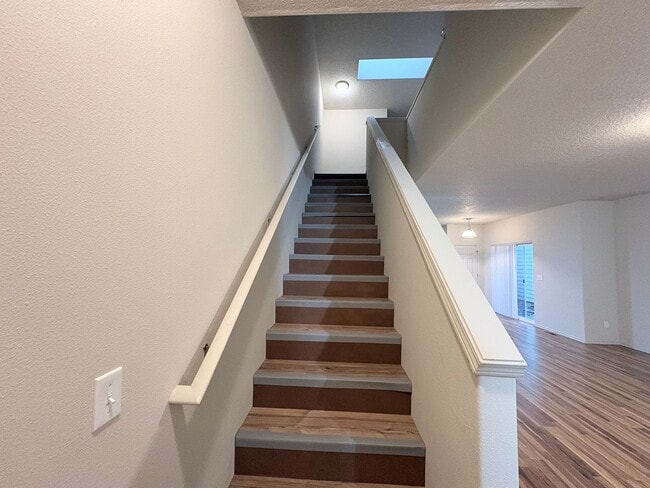 Building Photo - ONE MONTH FREE OF RENT!! Well Maintained, High Ceilings, Bonus Room, Great Location!