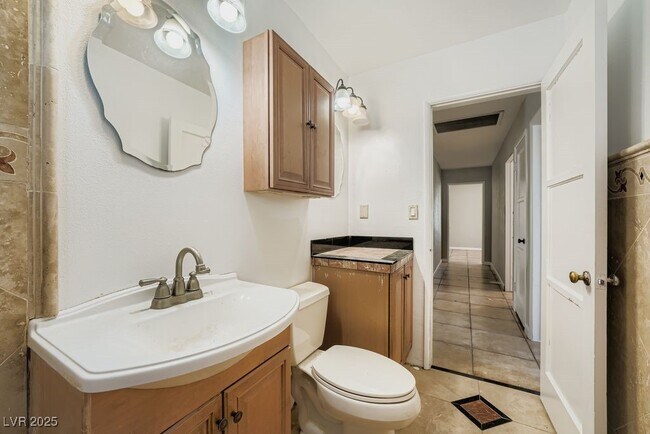 Building Photo - 571 Blackmore Dr
