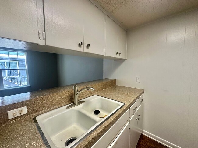 Building Photo - 1 BED 1 BATH IN AUSTIN TX!