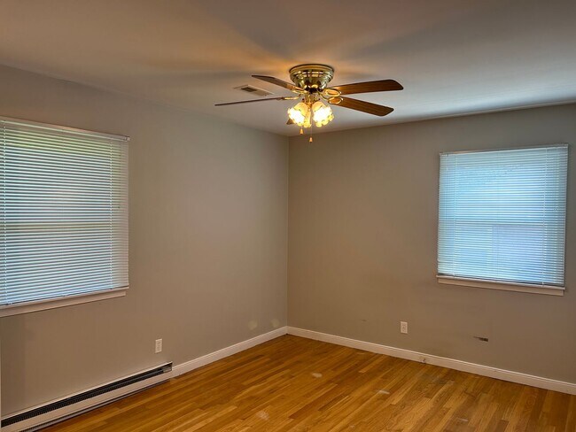 Building Photo - Charming 3 Bedroom, 2 Bath Brick Ranch Hom...