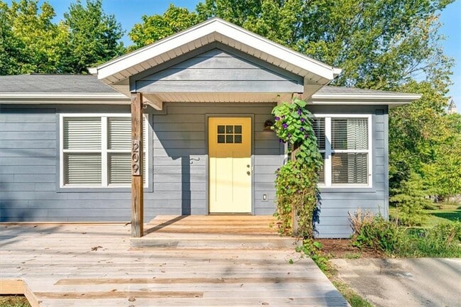 Building Photo - 209 S Willow Ave