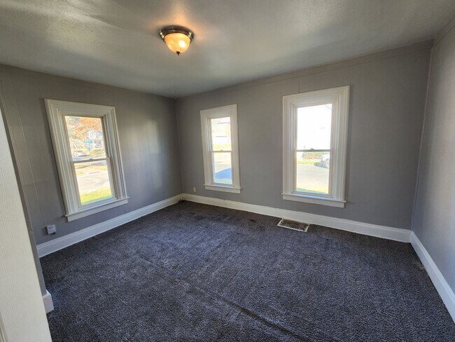 Building Photo - 4 bed 1 bath house