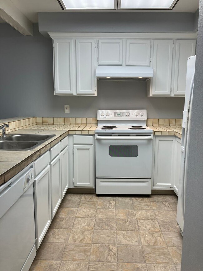 Building Photo - South Aurora Townhome in Pheasant Run