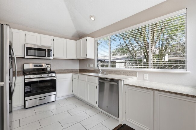 Building Photo - 8518 Pool Creek Dr