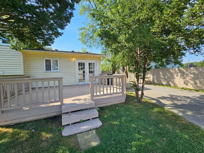 Building Photo - Clean 3-Bedroom Tri-Level, 1.5 Bath with Updated Kitchen, Great Room, Fireplace & Private Backyar...