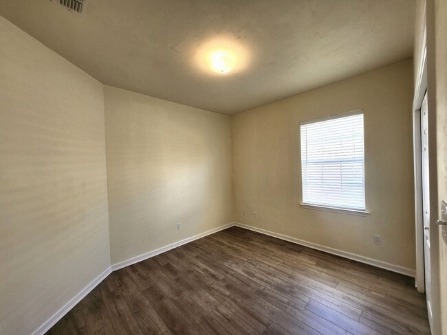 Building Photo - Beautiful 3 bedroom town home with wood fl...