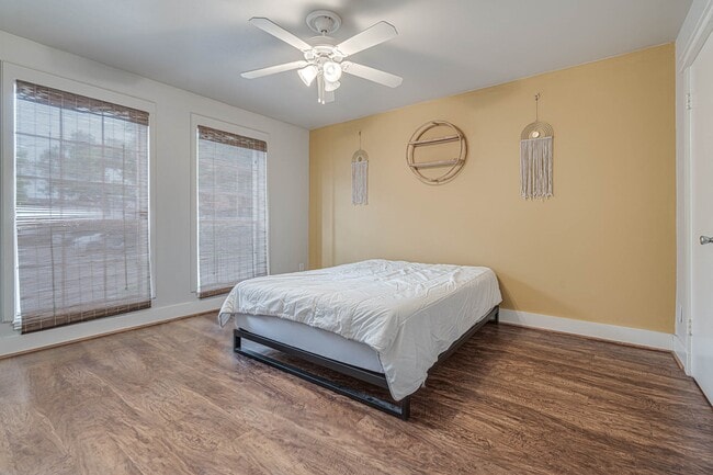 Building Photo - 384 N Post Oak Ln