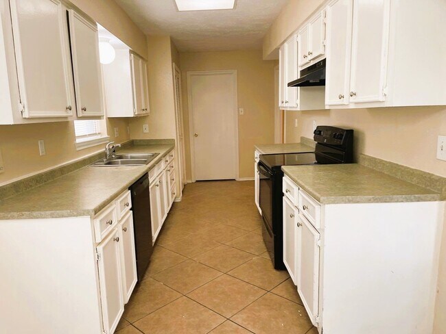 Building Photo - 5615 Lynngate Dr