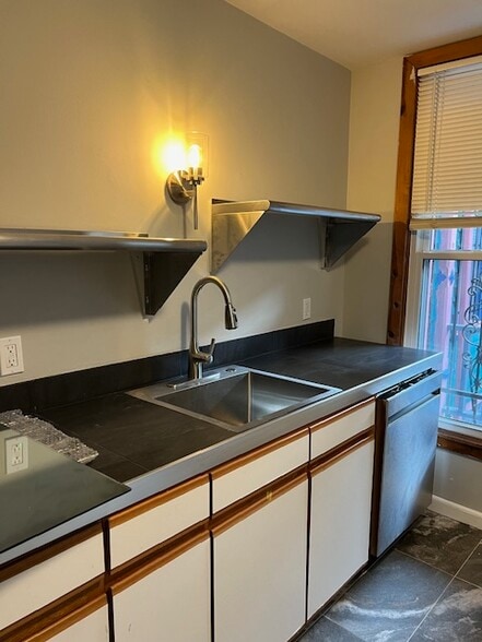 Kitchen - 75 College St