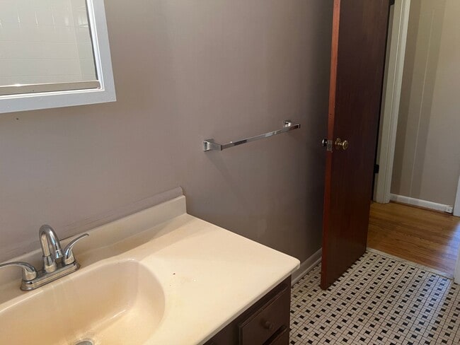 Building Photo - 2 Bedroom | 1 Bath Townhouse near Cameron ...