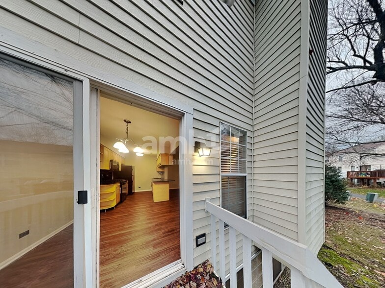 Building Photo - 205 Port Royal Cir