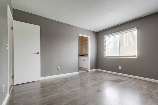 Building Photo - Spacious 3 Bedroom Condo Available for Move In May 1st