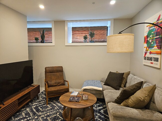 Building Photo - 1487 5th Ave