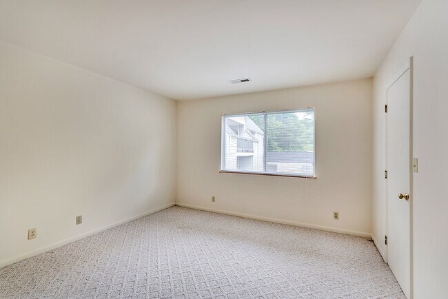 Building Photo - 1243 Cedars Ct