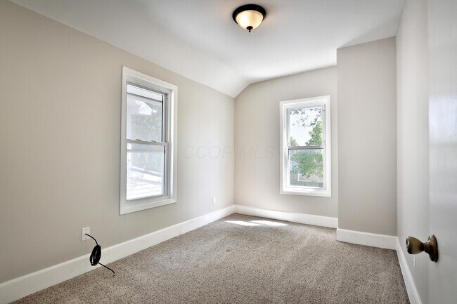 Building Photo - 825 Reinhard Ave