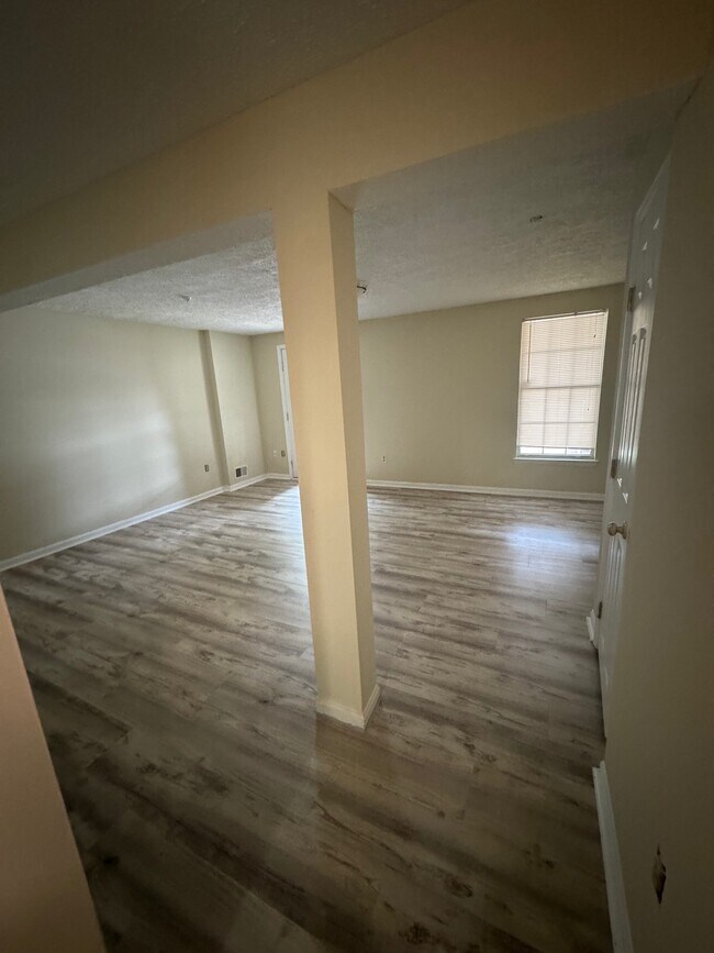 Building Photo - 8918 Pembrook Woods