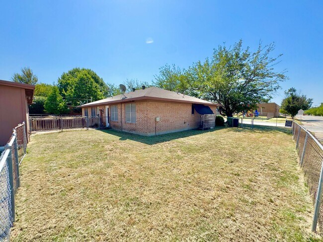 Building Photo - Charming 2 Bed 1 Bath Duplex - Walk to Sch...