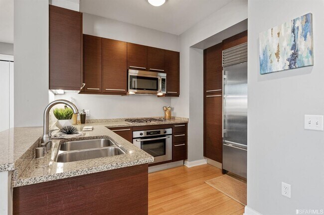 Building Photo - 425 1st St
