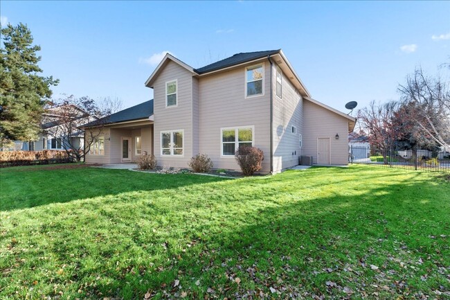 Building Photo - Quiet, Convenient, and Spacious 5 Bedroom 4 Bathroom Home