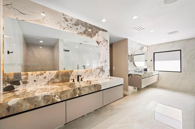 Building Photo - 710 S Shore Dr