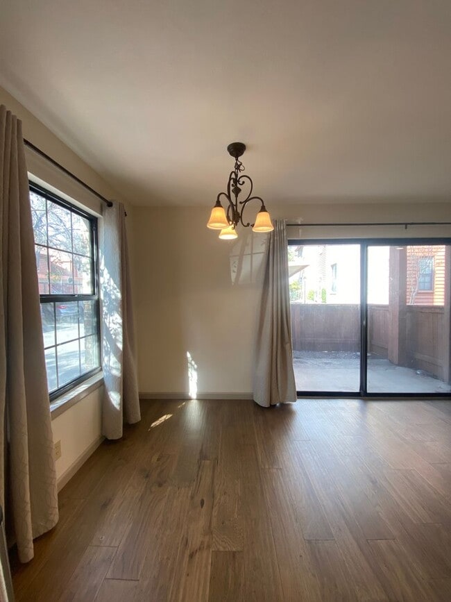 Building Photo - Country Hollow Condominiums