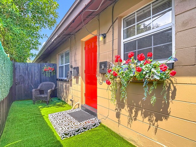 Building Photo - 2 BEDROOM 1 BATH APARTMENT HOME LOCATED IN ST. PETERSBURG, FL