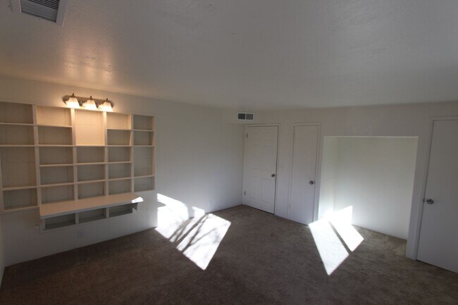 Building Photo - *LEASE PENDING $500 Move-In Special! Month to month lease Available.