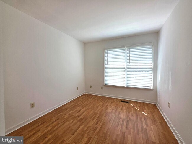 Building Photo - 937 Walnut Wood Rd