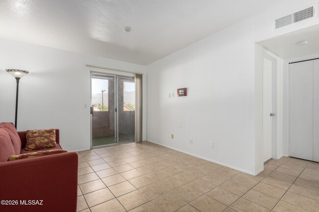 Building Photo - 1810 E Blacklidge Dr