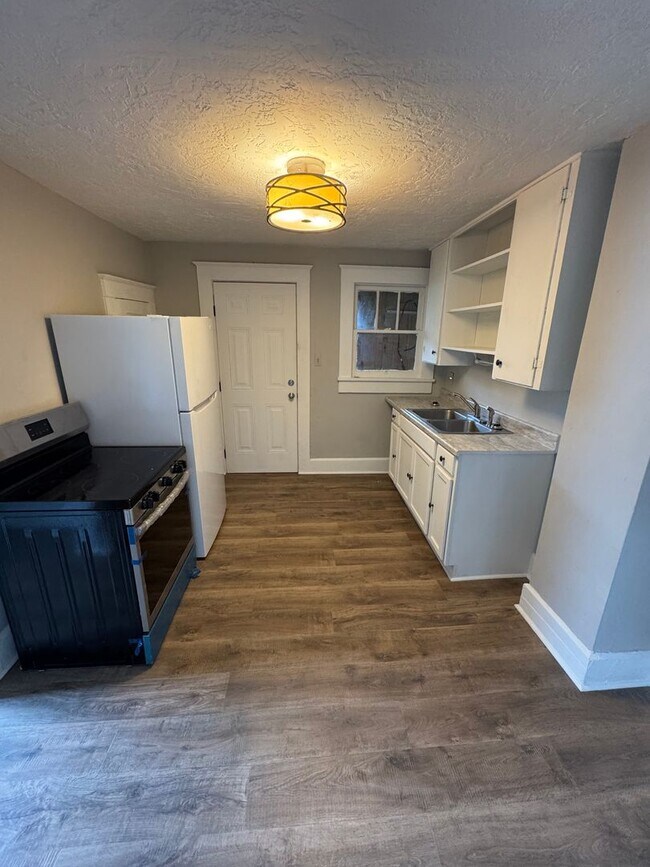 Building Photo - 230 S 8th St