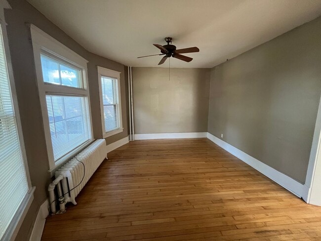 Building Photo - Large 3bd/1.5 bath Single Family Home Minu...
