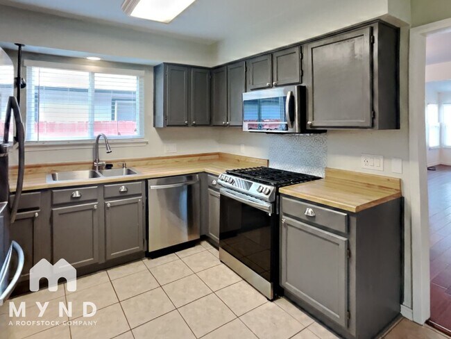 Building Photo - 9716 Meadowheath Dr