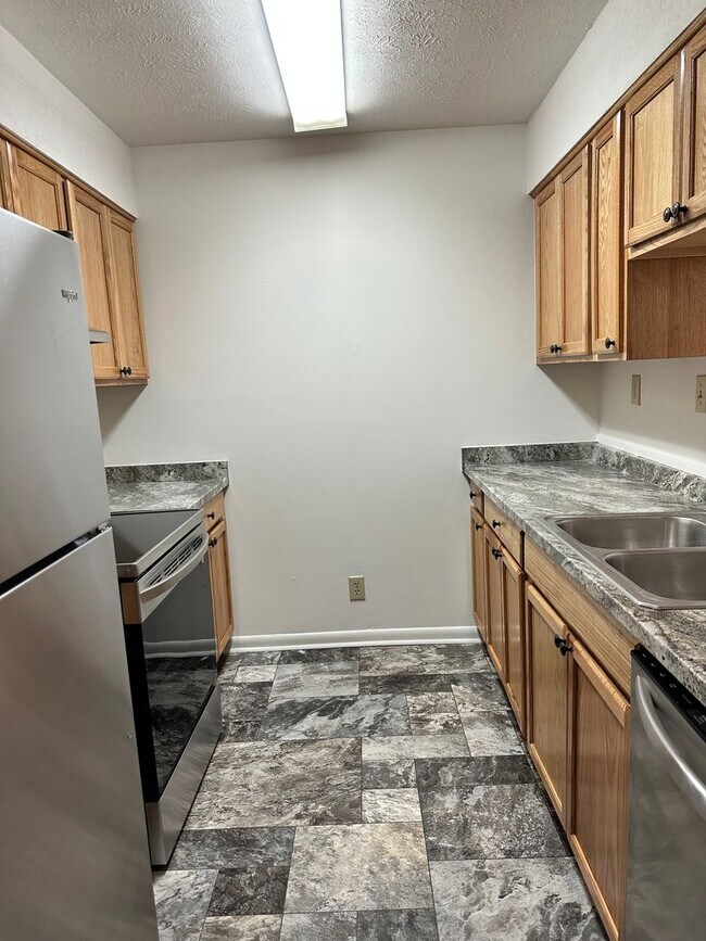 Building Photo - 2 bedroom townhouse in The Midlands! Avail...