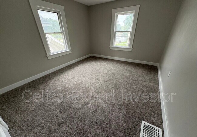 Building Photo - 2711 Thompson Ave