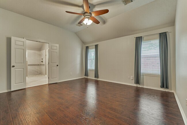 Building Photo - 27 E Russet Grove Cir