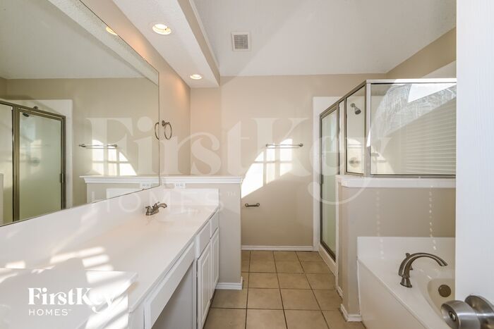 Building Photo - 2525 Hyacinth Dr