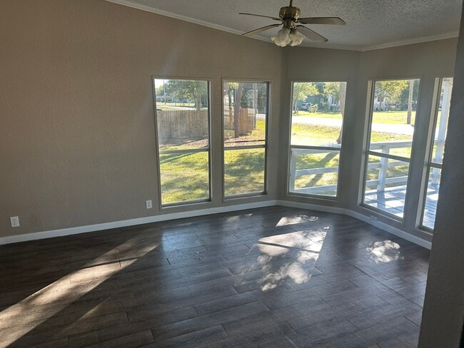 Building Photo - 536 Sabine St