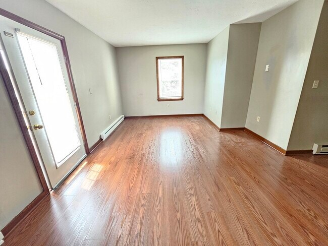 Building Photo - 453 Pond St