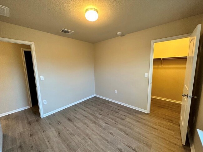 Building Photo - 704 Silver Wing Dr