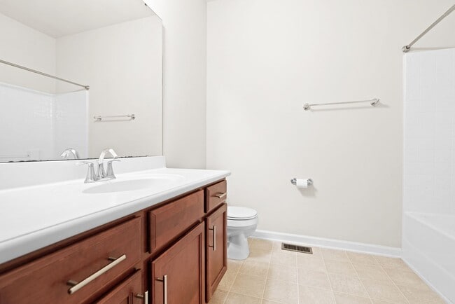 Building Photo - Well Maintained End Unit Townhome with Community Pool! Available July 14th!