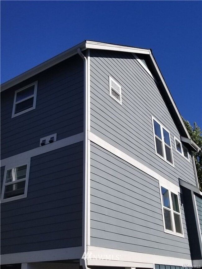 Building Photo - Spacious 4 Bedroom Townhome with Private F...