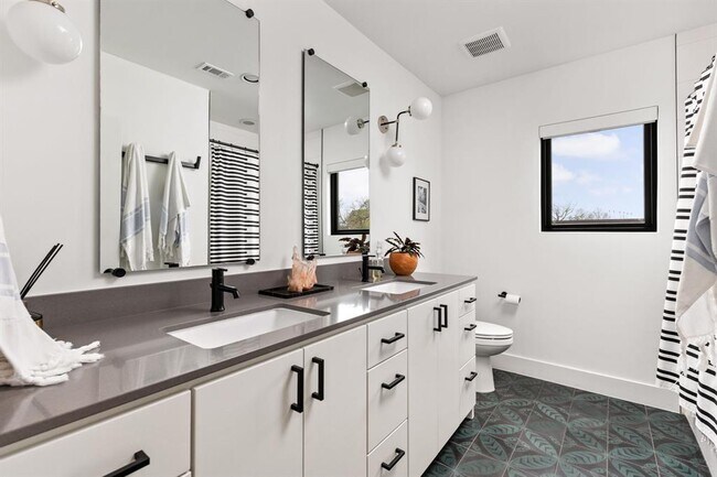 Building Photo - 1502 Waller St