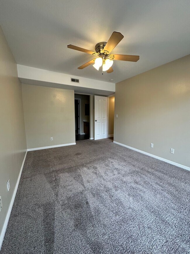 Building Photo - Condo in County Woods HOA