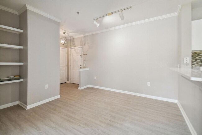 Building Photo - 9405 Crescent Loop Cir