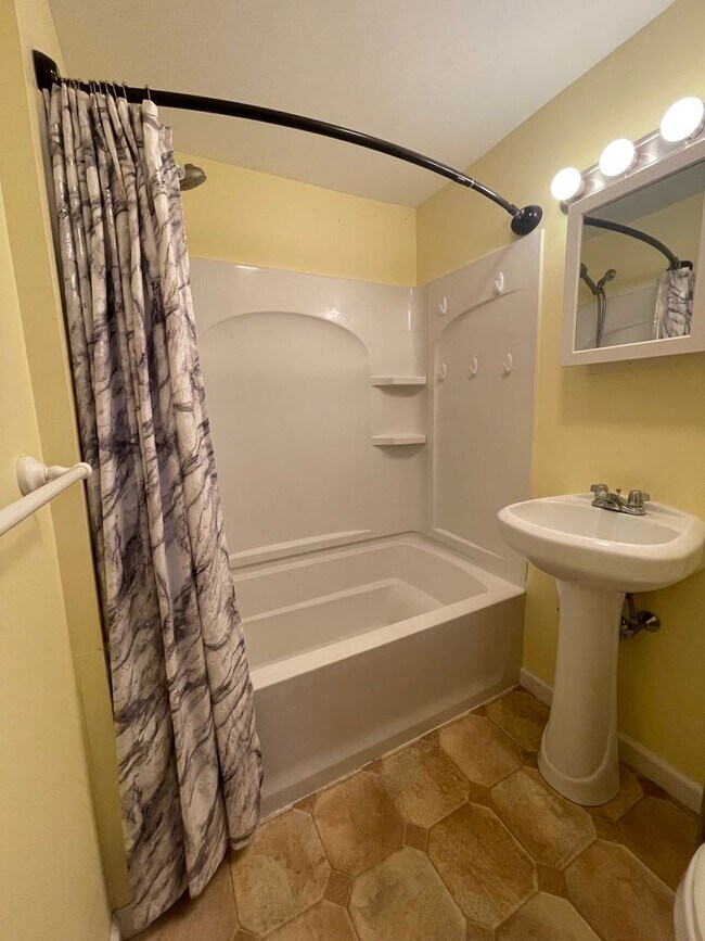 Building Photo - Spacious, two-story 3-bedroom apartment in Adams!