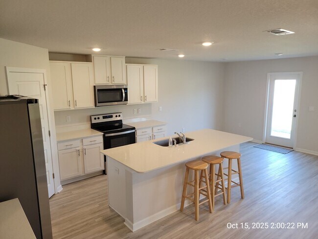 Building Photo - Large Family Home in Central Crestview