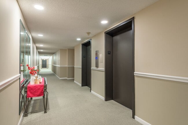 Building Photo - Harbor Oaks Place