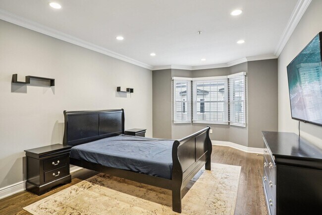 Building Photo - 343 The Promenade